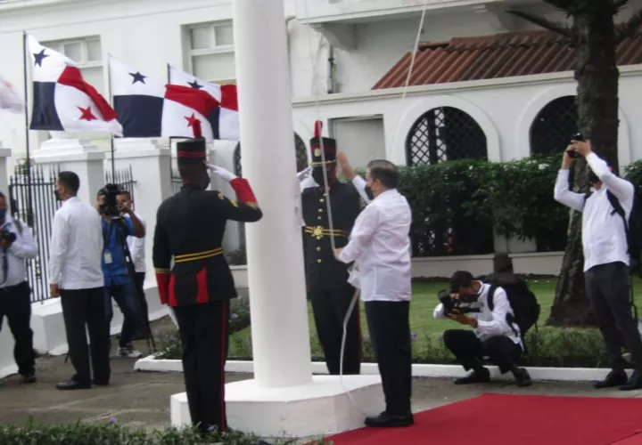 El mandatario Laurentino Cortizo izó la Bandera Nacional en la Presidencia de la República