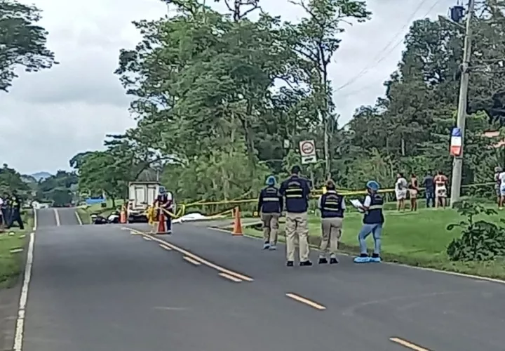 Una moradora del lugar indica la necesidad de regular la velocidad.  Foto/Video: Landro Ortiz