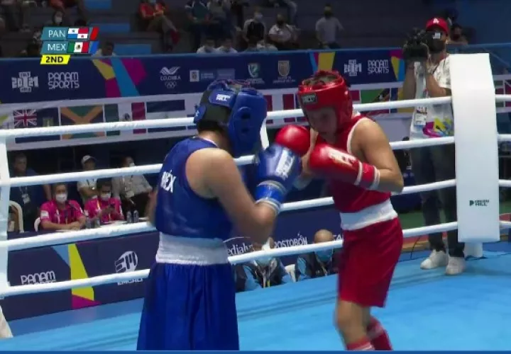 La panameña Xiomara Santamaría (der.) durante su combate ante la mexicana Rosa Astrid De La Luz.