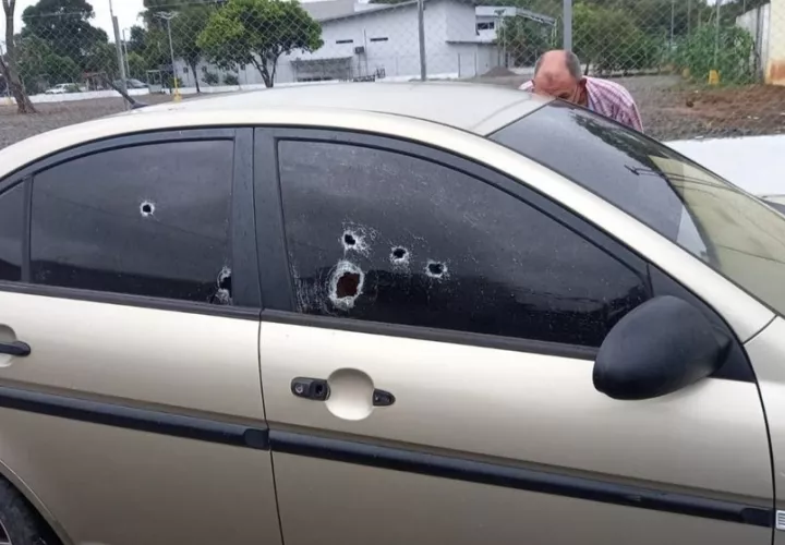 En el auto se pueden observar al menos 6 impactos de bala