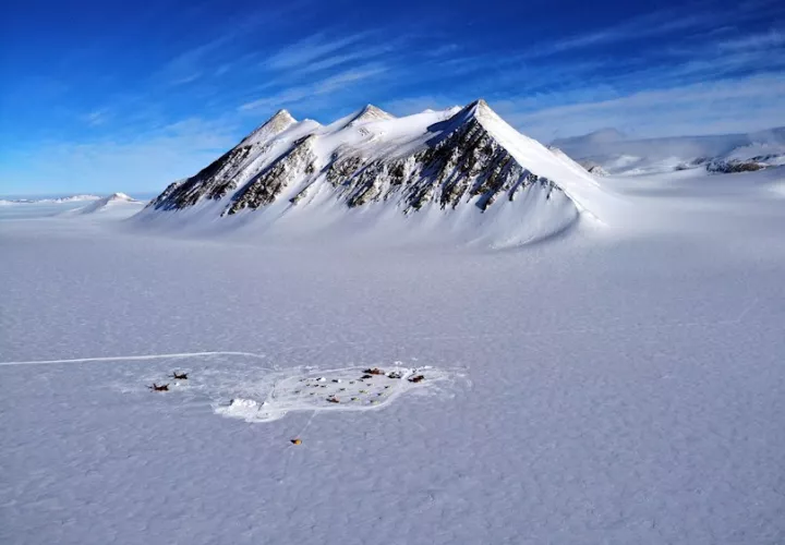 Vista general del campamento chileno en el Glaciar Unión. EFE