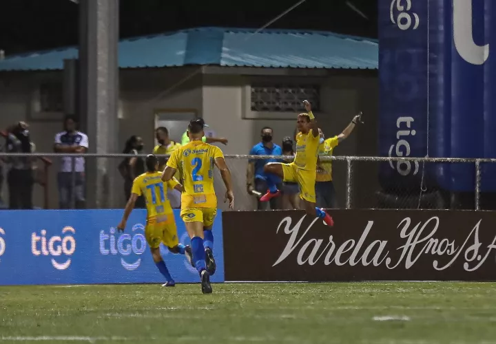 Jair Rentería festeja su gol. Foto: LPF