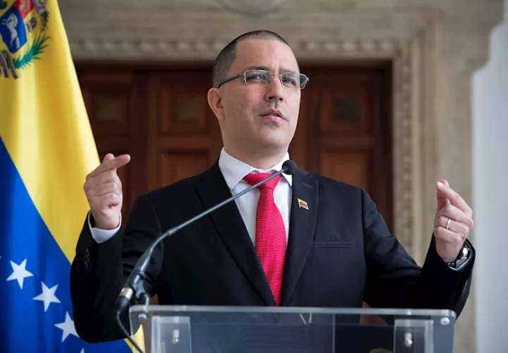 Fotografía del excanciller Jorge Arreaza durante una rueda de prensa, el 02 de febrero de 2021, en Caracas (Venezuela). EFE