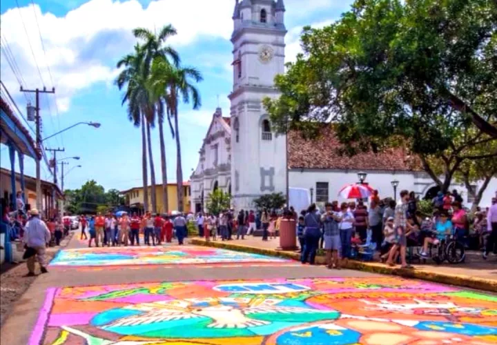 La fiesta cultural y religiosa combina referencias culturales, festivas y religiosas.