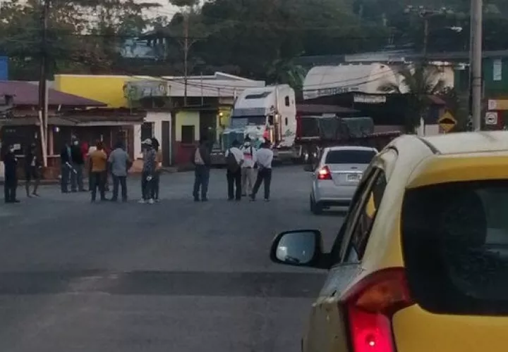 Cierre de calle por moradores de Caimitillo.