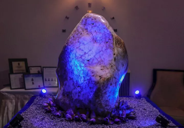 El raro corindón azul fue hallado en una excavación hecha hace aproximadamente seis meses en la localidad de Ratnapura, de la provincia de Sabaragamuwa, conocida como la "Ciudad de las gemas". EFE