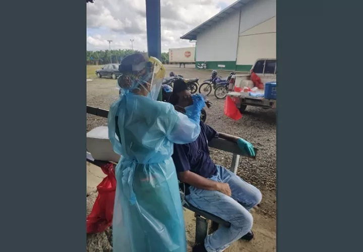 Personal médico y de enfermería de la CSS continua realizando pruebas de hisopados para detectar o descartar casos de #COVID19.