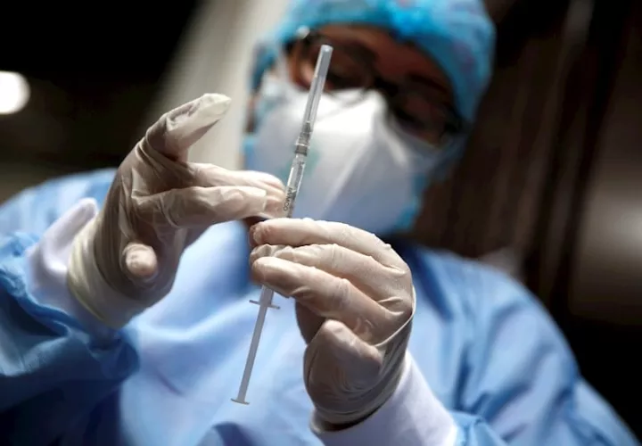 Los CDC recomiendan a los adultos recibir la tercera dosis de las vacunas de Pfizer o Moderna, seis meses después de que se les administrara la segunda. EFE