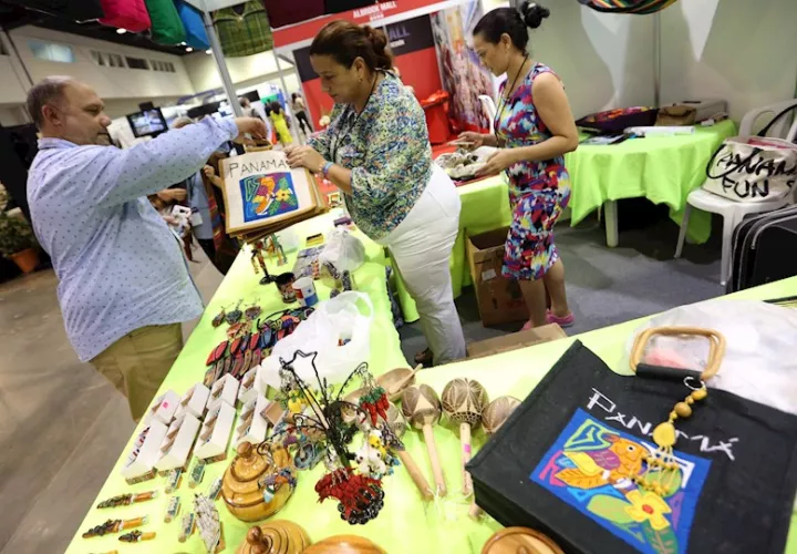 Fotografía de archivo en la que se registró a asistentes a la feria Expo Turismo Internacional 2017, en Ciudad de Panamá (Panamá). EFE