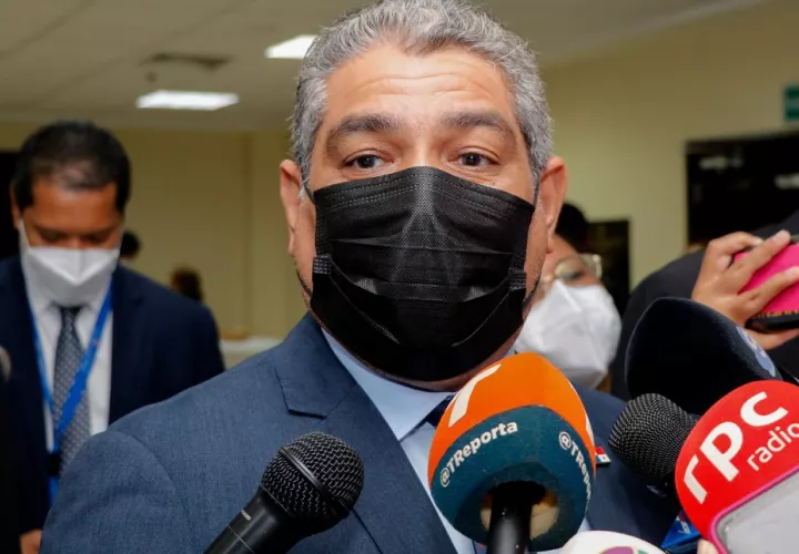 En la imagen aparece el ministro de Salud, Luis Francisco Sucre.