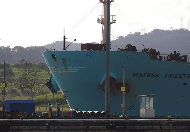 Hombres trabajan en la esclusa de Pedro Miguel en el Canal de Panamá, en una fotografía de archivo. EFE