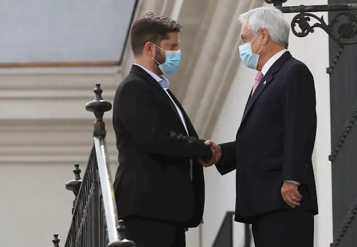 El presidente de Chile Sebastián Piñera (d) con el presidente electo Gabriel Boric (i), en una fotografía de archivo. EFE
