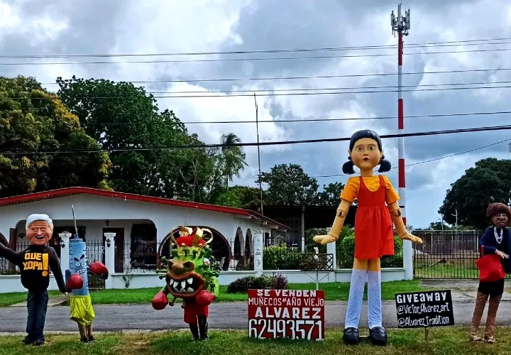 Los muñecos de Año Viejo son exhibidos durante todo el mes de diciembre. Foto / @victor_alvarez_art