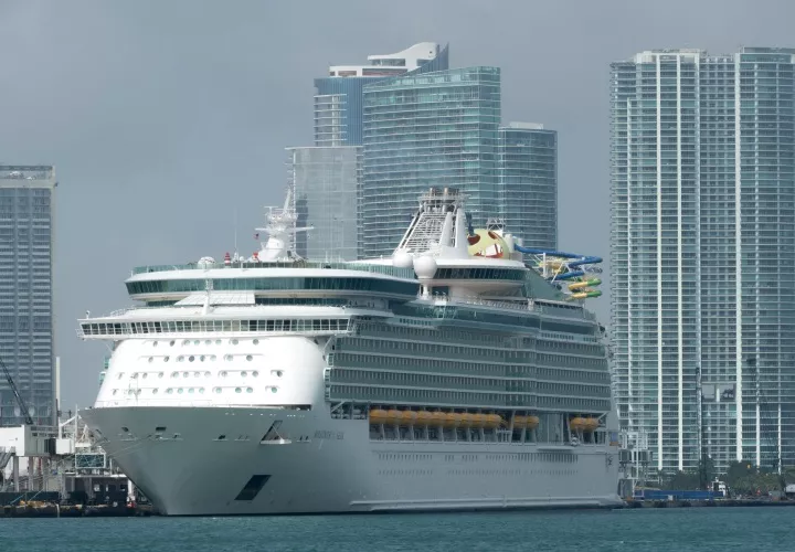 La nueva ola de la pandemia continúa arruinando los planes de muchos viajeros.  FOTO/EFE