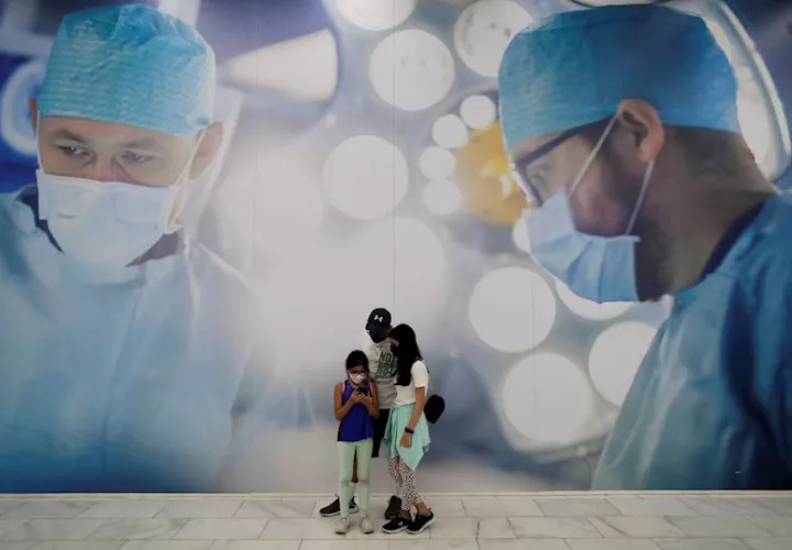 Una familia espera su turno durante una jornada de vacunación contra la covid-19 en el centro comercial Albrook Mall. EFE