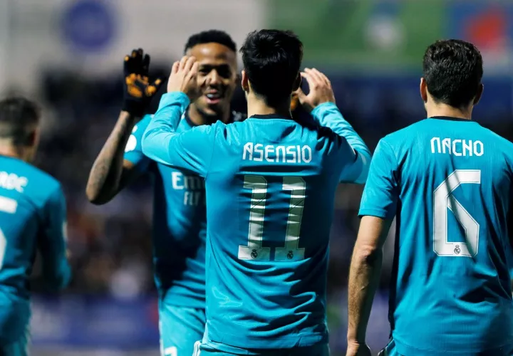 Militao es felicitado por Asensio tras marcar el segundo gol. Foto: EFE