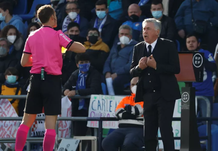 Carlo Ancelotti (d) discute con el árbitro Melero López durante el partido de LaLiga disputado contra el Getafe. /EFE