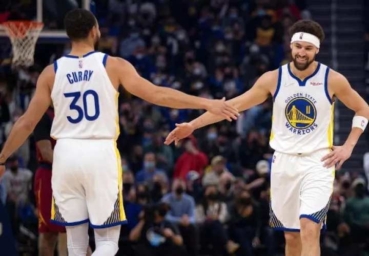 Klay Thompson es felicitado por su compañero Stephen Curry luego de anotar una canasta. Foto: AP