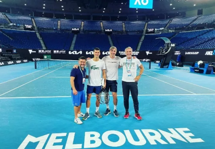 Novak Djokovic ya fue a Melbourne Park, donde tuvo su primer entrenamiento con miras al Abierto de Australia.