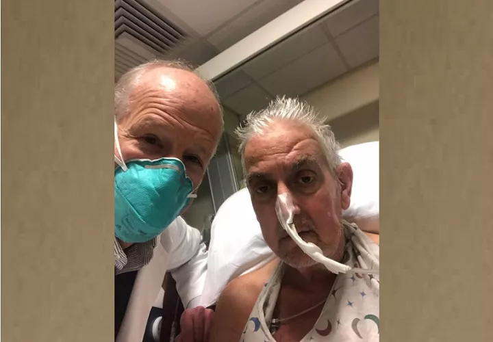 Imagen muestra al cirujano Bartley P. Griffith (i) y al paciente David Bennett (d), en el Centro Médico de la Universidad de Maryland en Baltimore, Maryland (EE.UU.). EFE