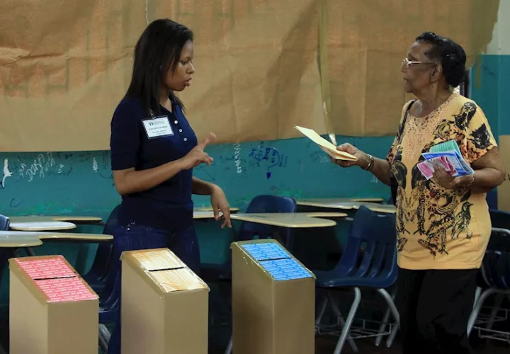 Fotografía de archivo en la que se registró a un par de mujeres durante unos comicios generales en Ciudad de Panamá (Panamá). EFE