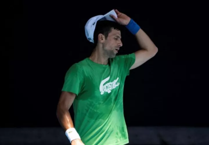 Novak Djokovic sabrá hasta el domingo si podrá jugar el Abierto de Australia.