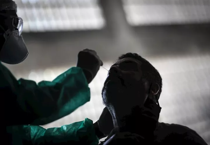 Un hombre se realiza una prueba para detectar la covid-19. EFE