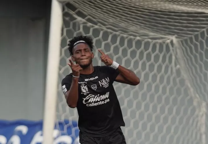 El atacante Alessandro Canales aspira a jugar sus primeros minutos con la selección mayor.