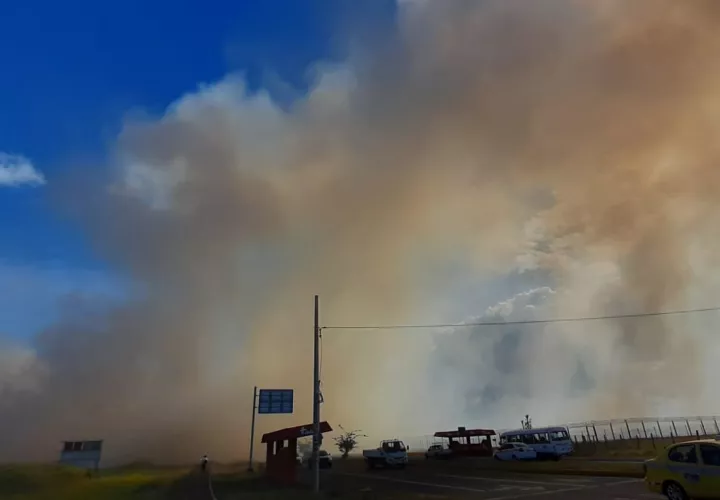 Se conoció que debido a este hecho, se adoptan medidas en el aeropuerto para la suspensión de lo vuelos.