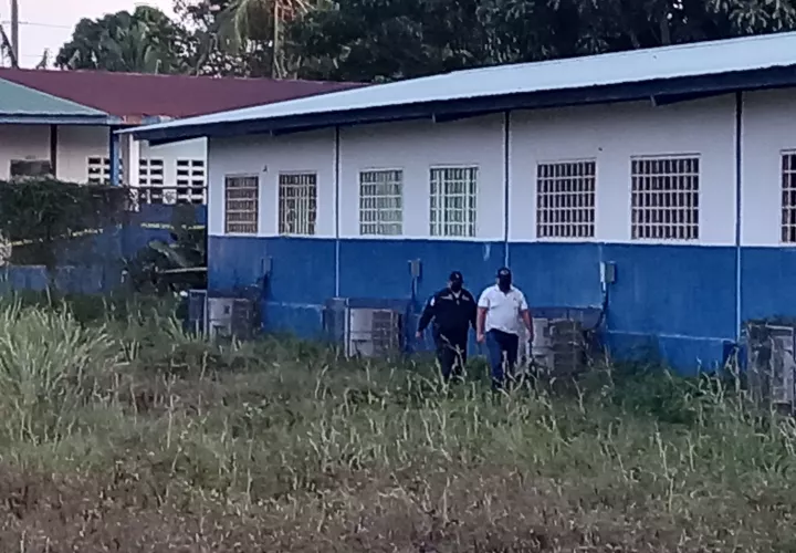 El cuerpo del hombre quedó tendido en los predios de una escuela