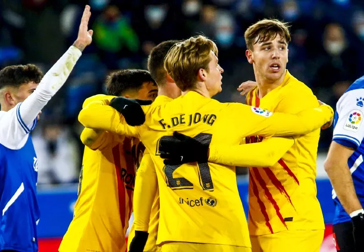 Cuando parecía que el duelo iba a acabar en empate apareció Frenkie de Jong para rescatar tres puntos de oro para el Barcelona.  Foto: EFE