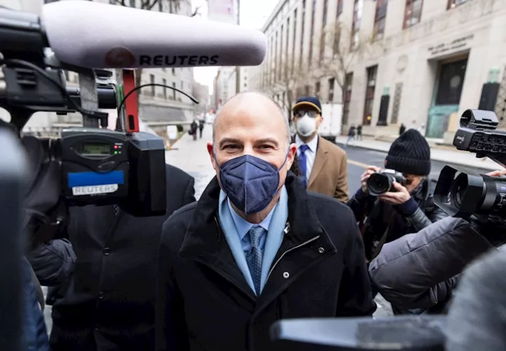 El abogado Michael Avenatti (c) a su llegada a una corte ferederal, para aforntar un juicio por supuestamente robar 300.000 dólares a la actriz porno Stormy Daniels -quien asegura haber mantenido una relación sexual con el expresidente Donald Trump. EFE