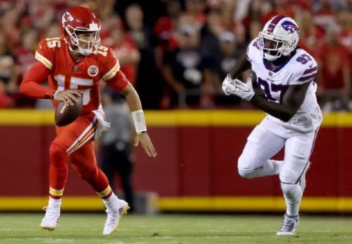 Patrick Mahomes (izq.) tuvo una excelente labor en el triunfo de Kansas City Chiefs.