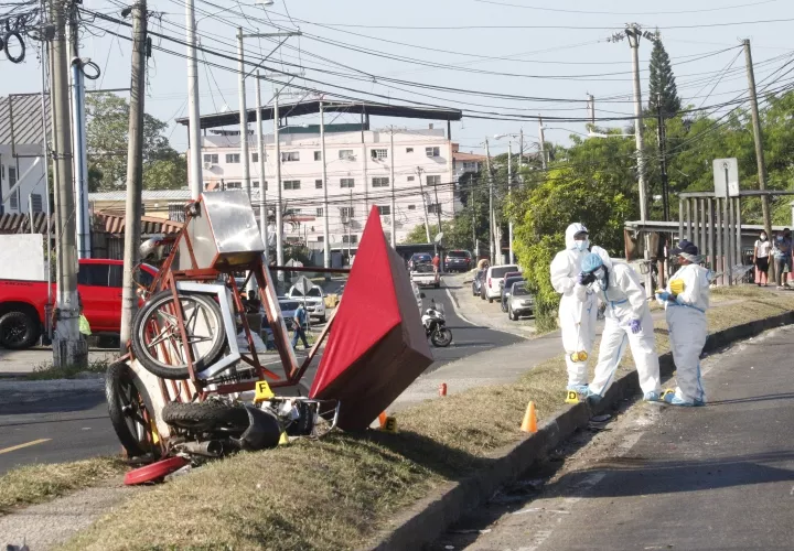 Autoridades en el levantamiento del cuerpo. Fotos: Landro Ortiz