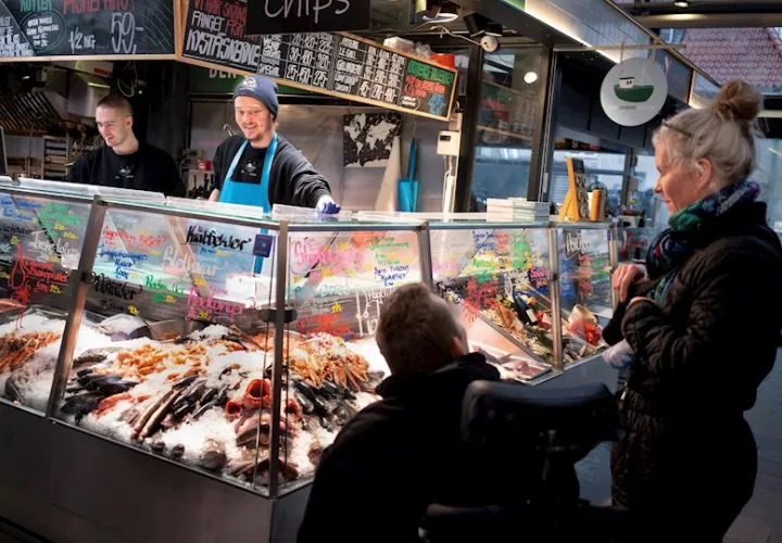 Desde este martes ya no es obligación usar mascarillas en interiores, han desaparecido las restricciones en la restauración, la vida cultural y social y reabren las discotecas.
