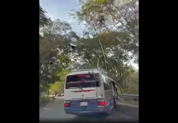 Conductores se cruzan la doble línea.