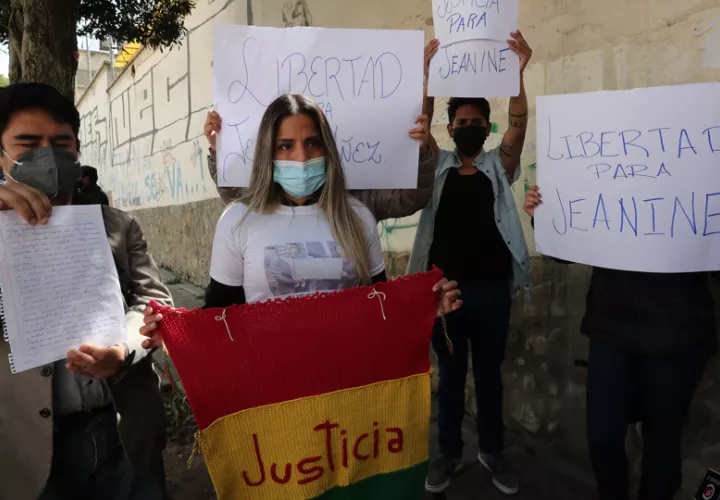 Carolina Ribera (c), hija de la expresidenta interina de Bolivia Jeanine Áñez, realiza una conferencia de prensa en las puertas del Centro Penitenciario Femenino de Miraflores, hoy en La Paz (Bolivia).EFE