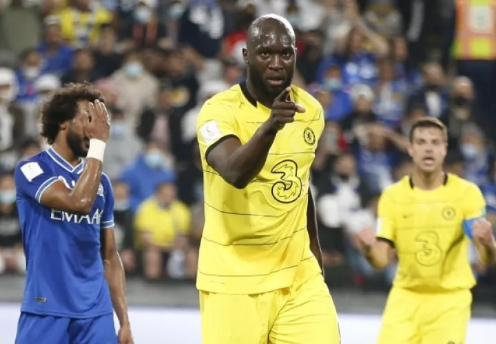 Lukaku  (izq.) anotó el gol del triunfo para el Chelsea. Foto: AP