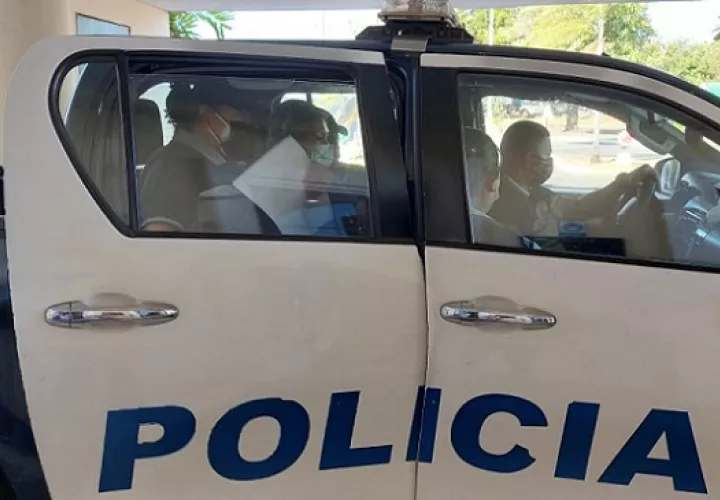  Los jueces de apelaciones concluyeron que no hay pruebas contundentes que justifiquen se remplazara la medida cautelar .