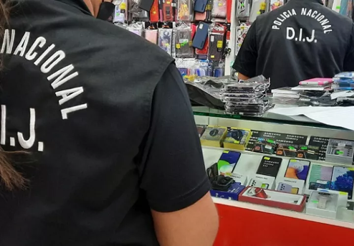 Las autoridades decomisaron, principalmente, accesorios para celulares y para otro tipo de equipos tecnológicos, cuyas marcas se presume son falsificadas.