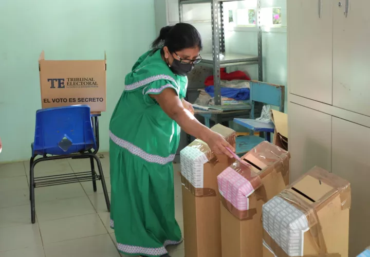 Las elecciones comenzaron a las  8:00 a.m. y se prolongarán hasta las 5:00 p.m. En la apertura de las urnas se ha observado a los electores en fila en los centros de votación