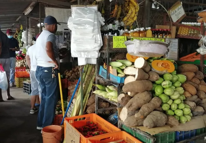 Vendedores del mercado de abastos provisional de La Chorrera.