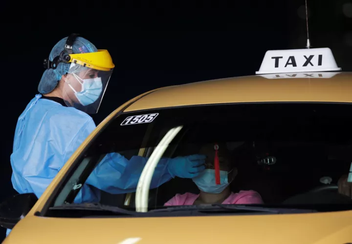 Una mujer se realiza una prueba para detectar la covid-19 en un puesto en el estadio nacional Rod Carew, en Ciudad de Panamá, en una fotografía de archivo. EFE
