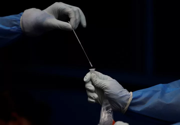Fotografía de archivo en la que se registró a personal sanitario al realizar pruebas de detección de covid-19, en Ciudad de Panamá