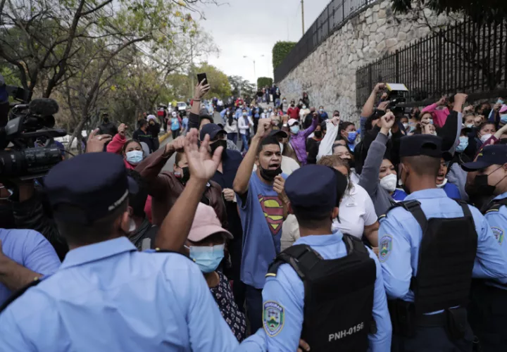 Seguidores del expresidente de Honduras, Juan Orlando Hernández, se reúnen para apoyarlo a los alrededores de la Corte Suprema de Justicia donde comparecerá hoy, en Tegucigalpa (Honduras). EFE