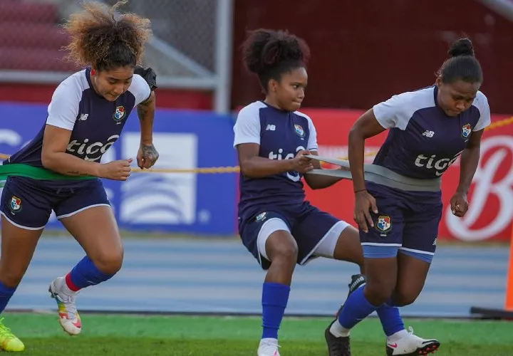 Las jugadoras se entrenaron intensamente en el Estadio Rommel Fernández. Foto: Fepafut