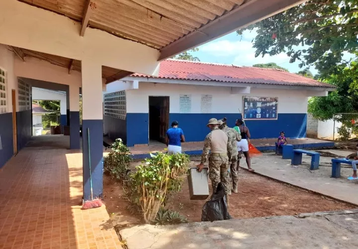 Unidades del Senan junto a la asociación de padres de familia del C.E.B.G La Esmeralda, realizaron jornadas de limpieza de salones, áreas verdes, arreglo de sillas en apoyo al Meduca.