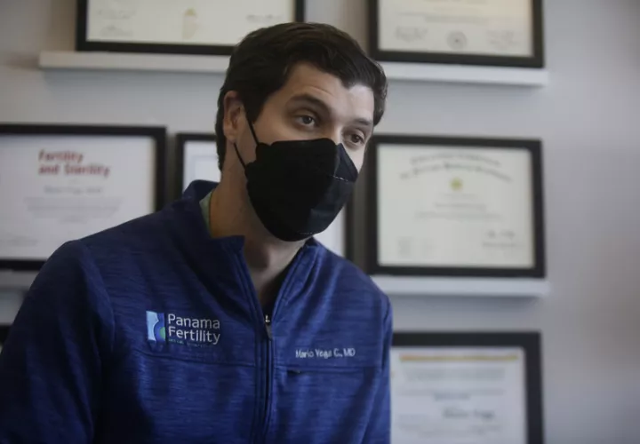 En la imagen aparece el médico Mario Vega Croker . EFE