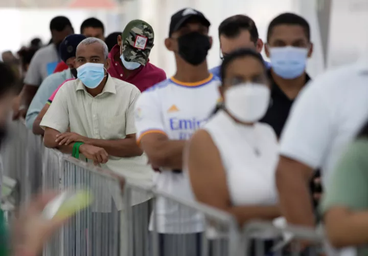 Personas hacen fila para ser vacunadas contra la covid-19, en el centro comercial Albrook Mall de Ciudad de Panamá (Panamá). EFE