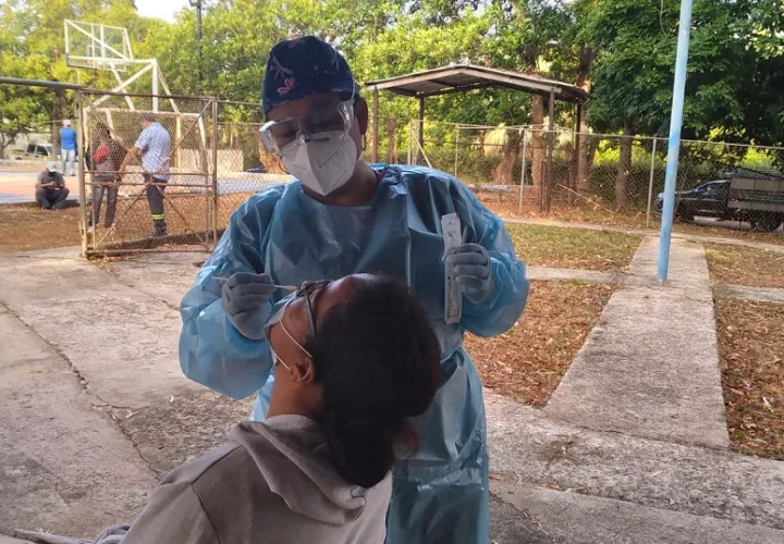 Las autoridades de salud continúan realizando jornadas de hisopados para detectar el Covid-19.